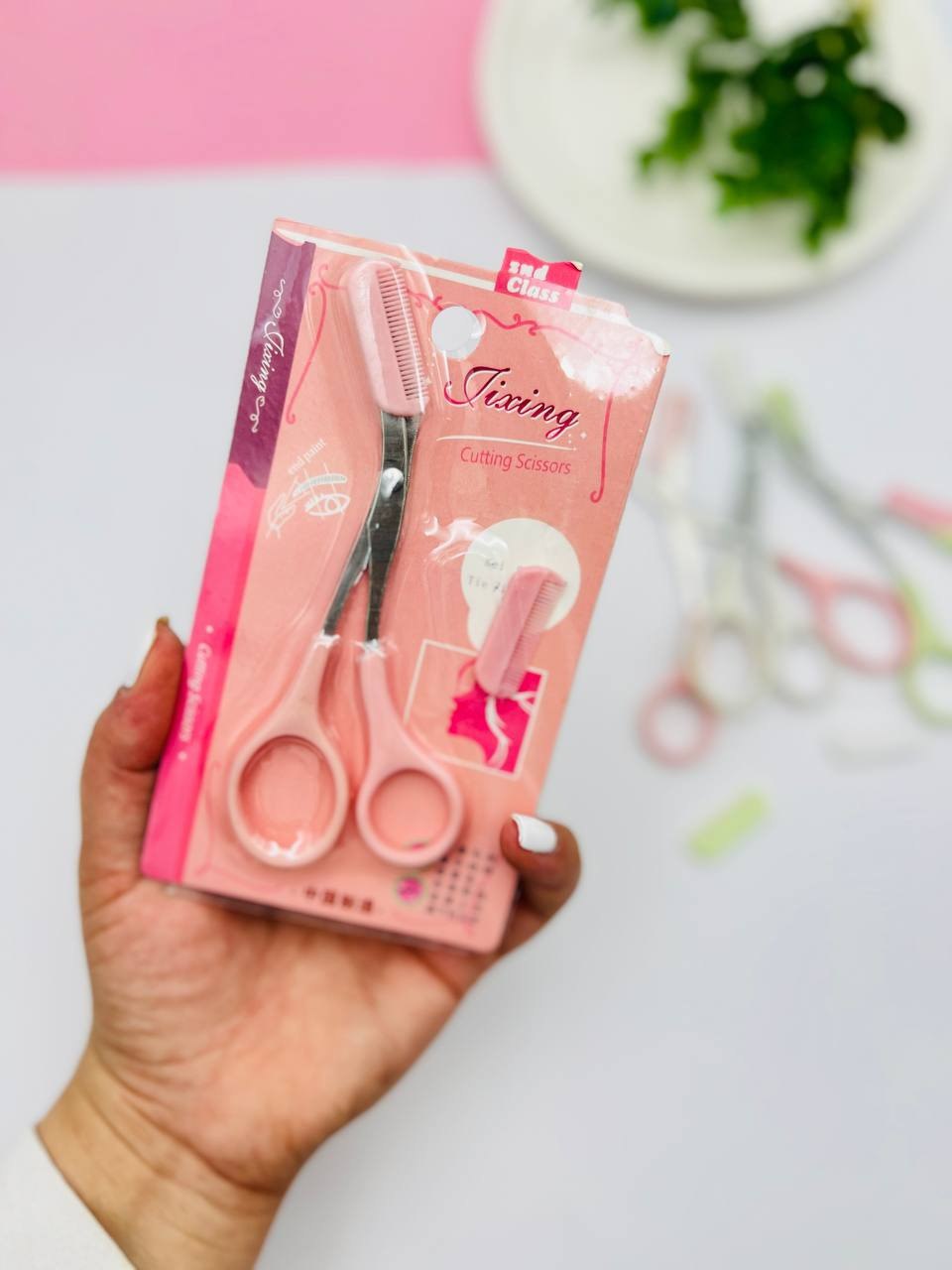 قیچی ابرو شانه‌دار برای مرتب کردن ابرو