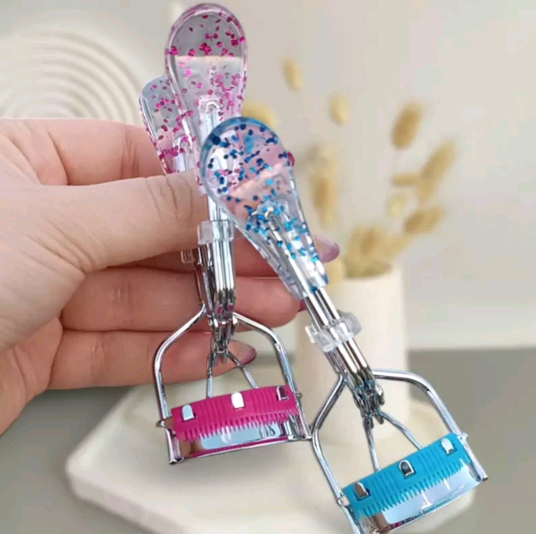 فرمژه شانهدار شنی برای حالتدهی و مرتب کردن مژهها
