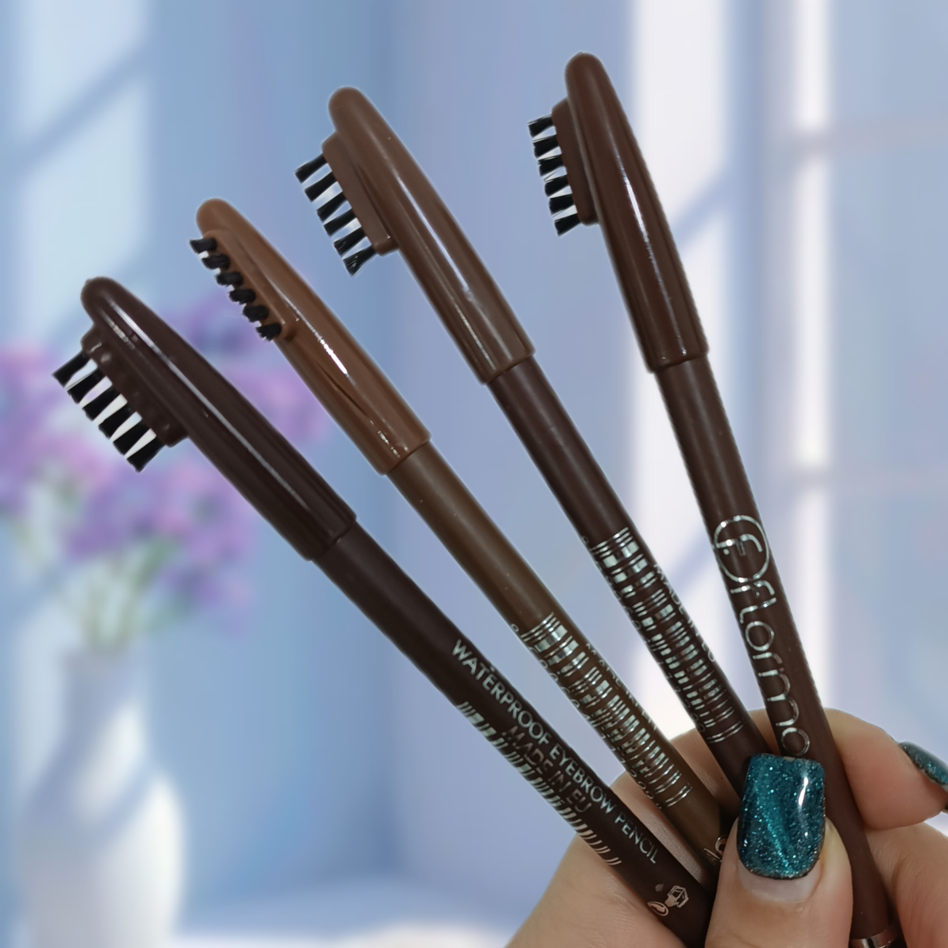 مداد ابرو قهوه ای برس دار با ماندگاری بالا و رنگ طبیعی