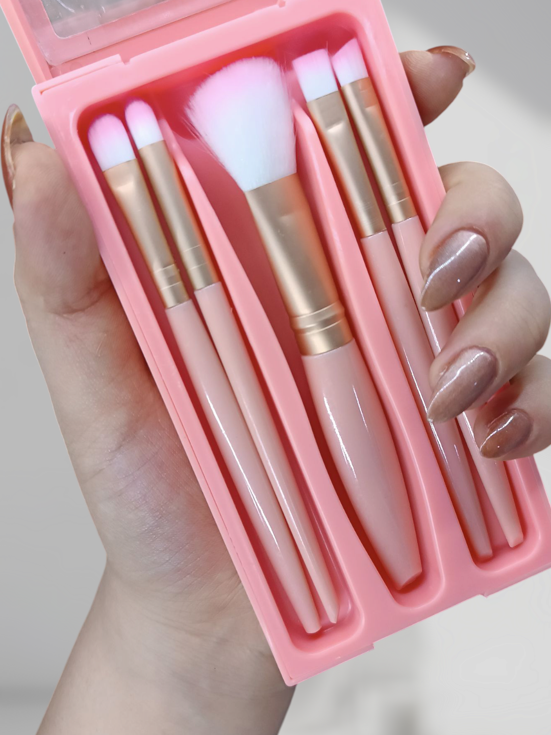 پک براش آرایشی ۵ عددی با کیف جذاب و کاربردی