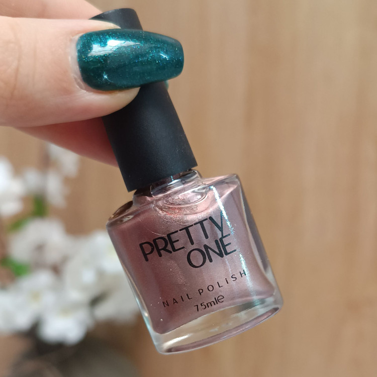 لاک ناخن PRETTY ONE 75 میل باکیفیت فوق العاده (مناسب خانم های خوش سلیقه)