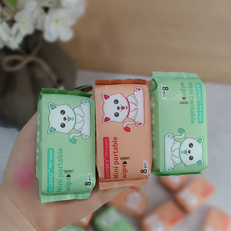 دستمال مرطوب مینی پک ۸ عددی QIANHUI" Wet wipes(داخل ۱ پک ۸دونه هست)